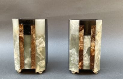 Paire de vases quadrangulaires en onyx et...