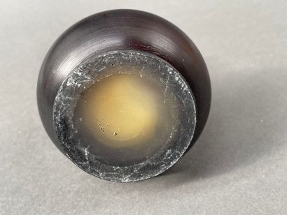 Petit vase balustre en verre multicouche...