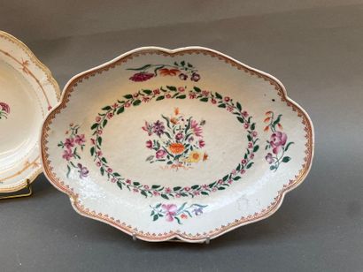 Jatte en porcelaine à décor de guirlandes...