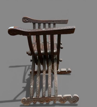Siège curule pliant en bois sculpté de rinceaux...