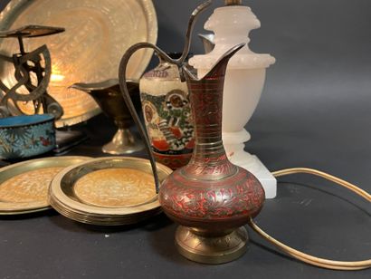 Petit lot de bibelots divers : pied de lampe,...