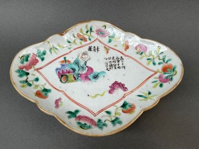 Jatte sur petit talon en porcelaine à décor...