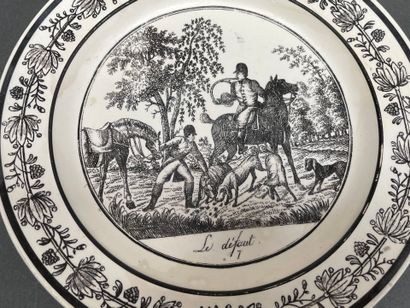 Cinq assiettes en faïence de Choisy à décor...