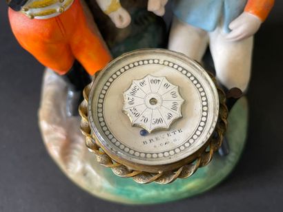 Huit groupes en porcelaine représentant des...