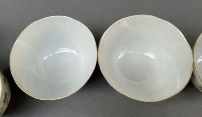 Suite de sept bols en porcelaine à décor...