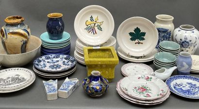 Lot ce céramiques comprenant : assiettes...
