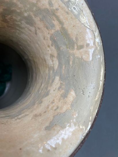 Paire de vases balustres en porcelaine à...