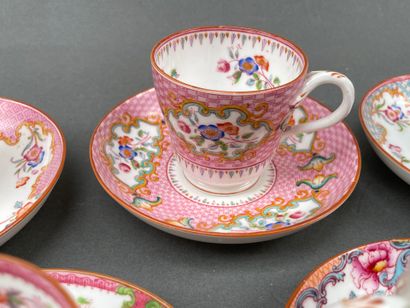 Manufacture de MINTON
Neuf tasses à café...
