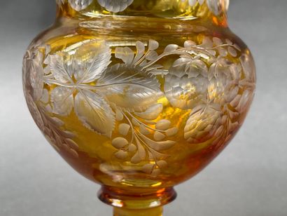 Vase de type Médicis en verre doublé jaune...