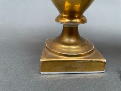 Lot en porcelaine de Paris :
Paire de vases...