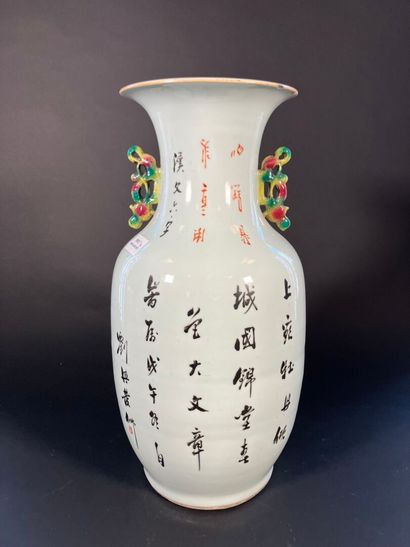 Chine, vers 1900, 
Paire de vases balsutres,...