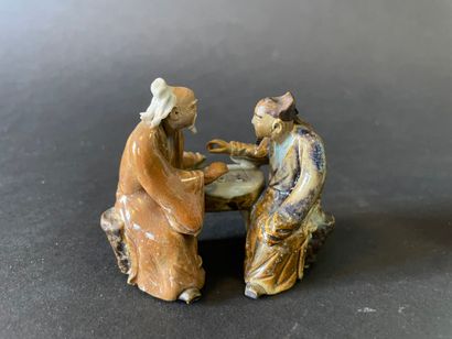 Trois groupe de personnages jouant en terre...