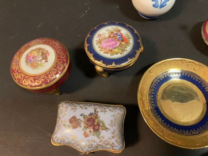 Lot de vaisselle en porcelaine comprenant...