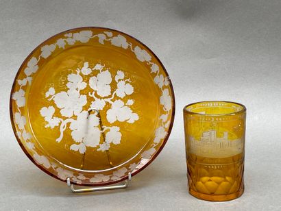 Verre et coupe en verre de Bohême teinté...
