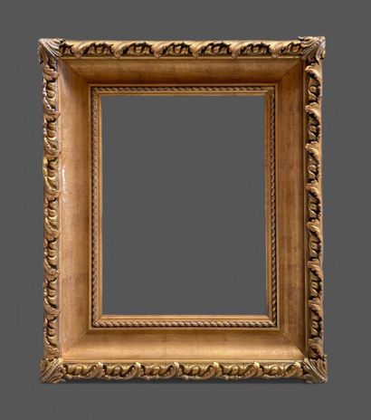 Cadre en bois et stuc doré sculpté de feuilles
Dim...