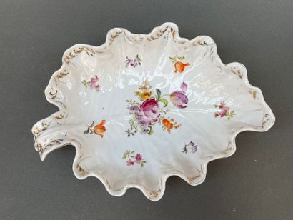 Lot de cinq plats, coupes, jattes en porcelaine...