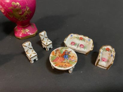 Lot de vaisselle en porcelaine comprenant...