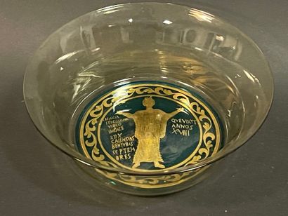 Coupe en verre à décor de personnage à l'antique
6...