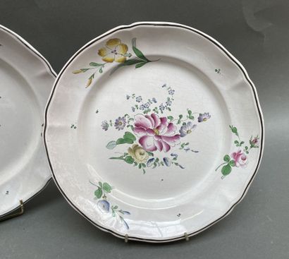 Paire de plats en faïence de l'Est à décor...