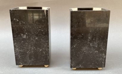 Paire de vases quadrangulaires en onyx et...