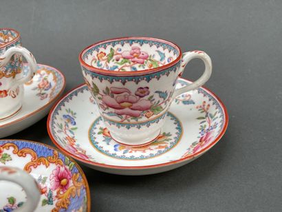 Manufacture de MINTON
Neuf tasses à café...