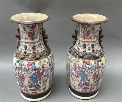 Paire de vases balustres en porcelaine à...