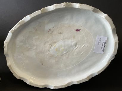 Huit groupes en porcelaine représentant des...