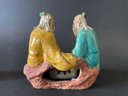 Trois groupe de personnages jouant en terre...