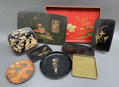 Lot de laque du Japon : plateaux, coupe à...