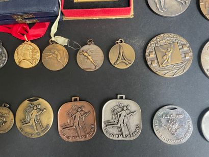Lot de médailles en bronze et métal essentiellement...