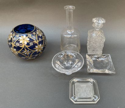 Lot de verrerie comprenant : vase boule en...