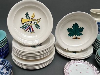 Lot ce céramiques comprenant : assiettes...