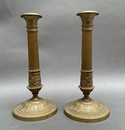 Paire de bougeoirs en bronze doré et ciselé...