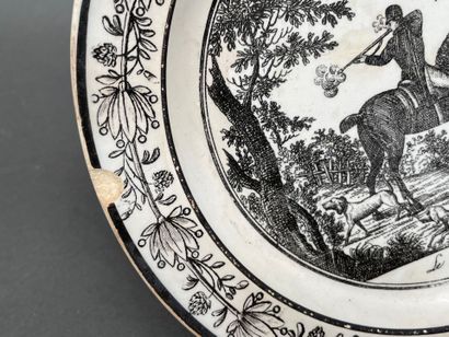 Cinq assiettes en faïence de Choisy à décor...