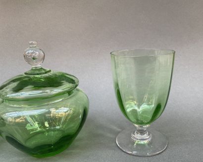 Ensemble de carafe, flacon, boîte et verre...