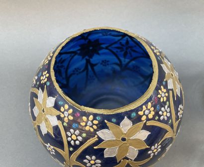 Lot de verrerie comprenant : vase boule en...