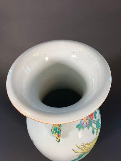 Chine, vers 1900, 
Paire de vases balsutres,...