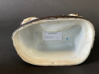 Huit groupes en porcelaine représentant des...