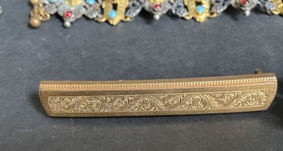Lot de bijoux fantaisie : broches, bracelet,...