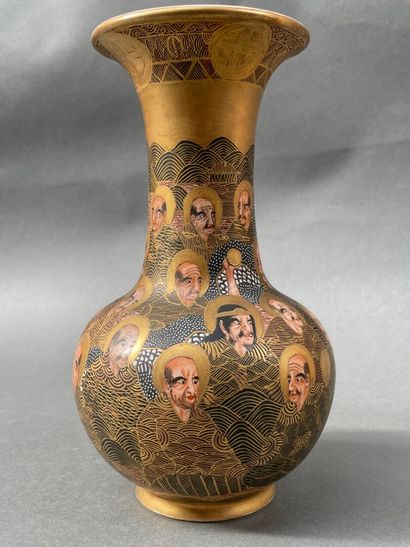 Paire de vases balustres en faïence de Satsuma...