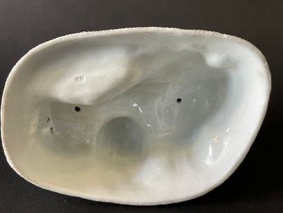 Huit groupes en porcelaine représentant des...