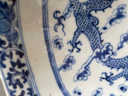 Jatte losangique à décor en camaïeu bleu...