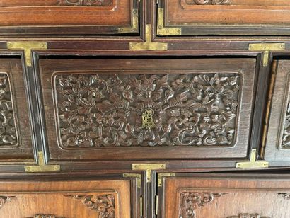 Cabinet en bois exotique à huit porte et...