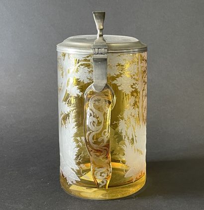 Chope en verre doublé jaune à décor de cervidé,...