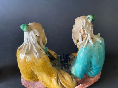 Trois groupe de personnages jouant en terre...