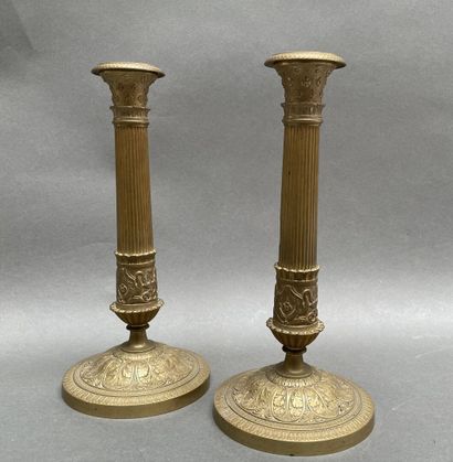 Paire de bougeoirs en bronze doré et ciselé...