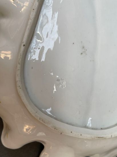 Lot de cinq plats, coupes, jattes en porcelaine...