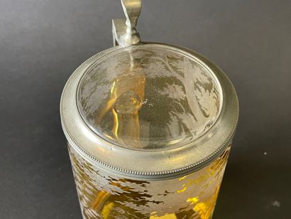 Chope en verre doublé jaune à décor de cervidé,...