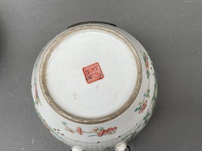 Bol couvert en porcelaine en forme de tonneau...