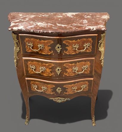Petite commode marquetée à façade et côtés...